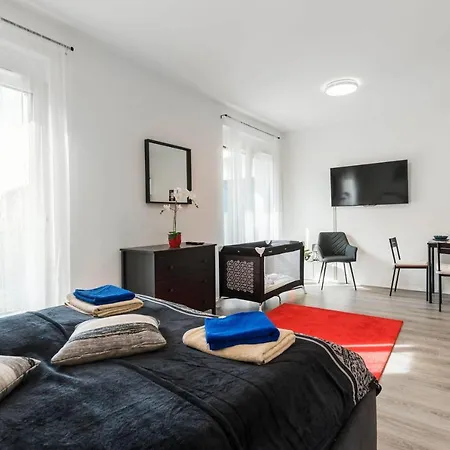 New Blue Danube With Balcony And Parking Апартаменты *